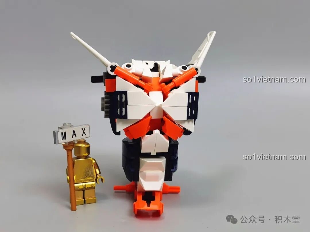 Quá trình lắp ráp phần thân trên của mecha chiến binh WOMA C4005 Thiên Khung Giải Phóng Giả, cho thấy cấu trúc ban đầu với tỉ lệ vàng hình tam giác ngược.