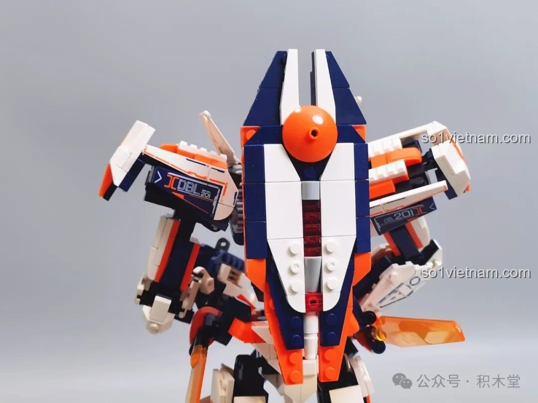 Mô hình WOMA C4005 Thiên Khung Giải Phóng Giả trong tư thế cầm súng blaster, nhìn từ góc nghiêng, thể hiện sự linh hoạt trong tạo dáng và chi tiết của vũ khí.