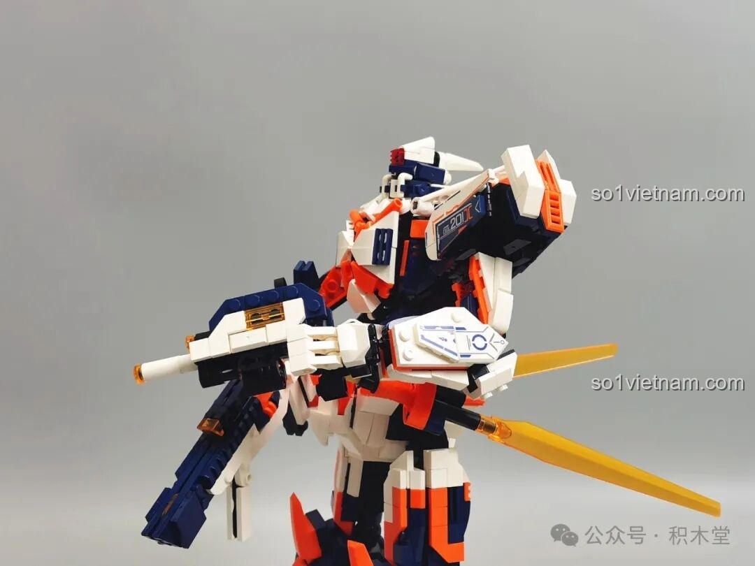 Mô hình WOMA C4005 Thiên Khung Giải Phóng Giả nhìn từ góc nghiêng, với khiên năng lượng và kiếm ánh sáng được gắn trên lưng, thể hiện sự sẵn sàng chiến đấu.