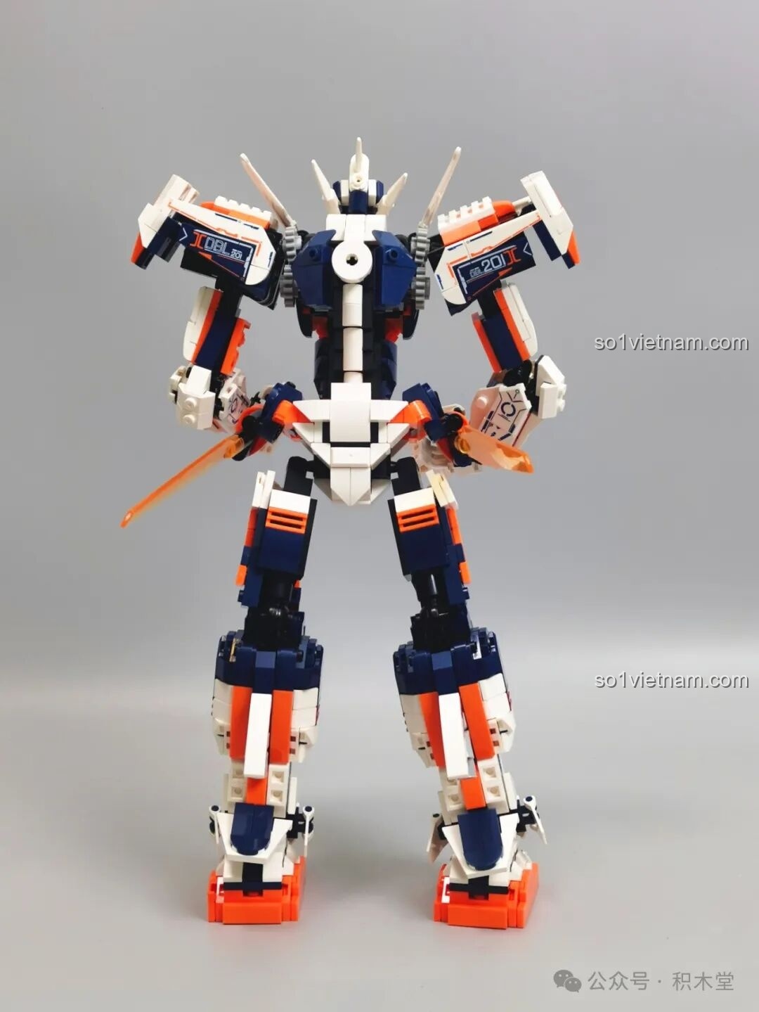 Mặt sau của mô hình WOMA C4005 Thiên Khung Giải Phóng Giả, cho thấy các chi tiết giáp và khớp nối được thiết kế tỉ mỉ, tạo nên vẻ ngoài hoàn chỉnh từ mọi góc độ.