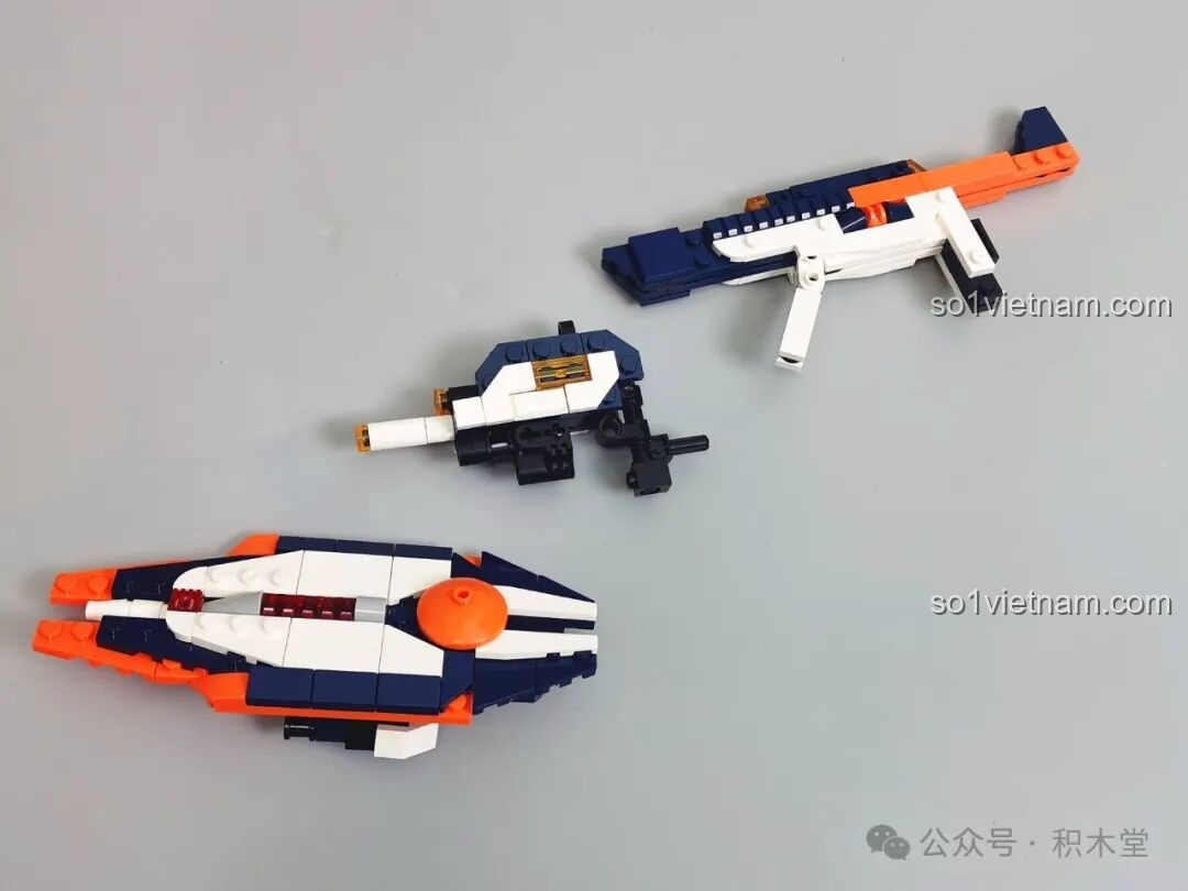 Các loại vũ khí của WOMA C4005 Thiên Khung Giải Phóng Giả bao gồm khiên năng lượng, súng blaster và một khẩu súng nhỏ hơn, đã được lắp ráp sẵn sàng cho mecha.