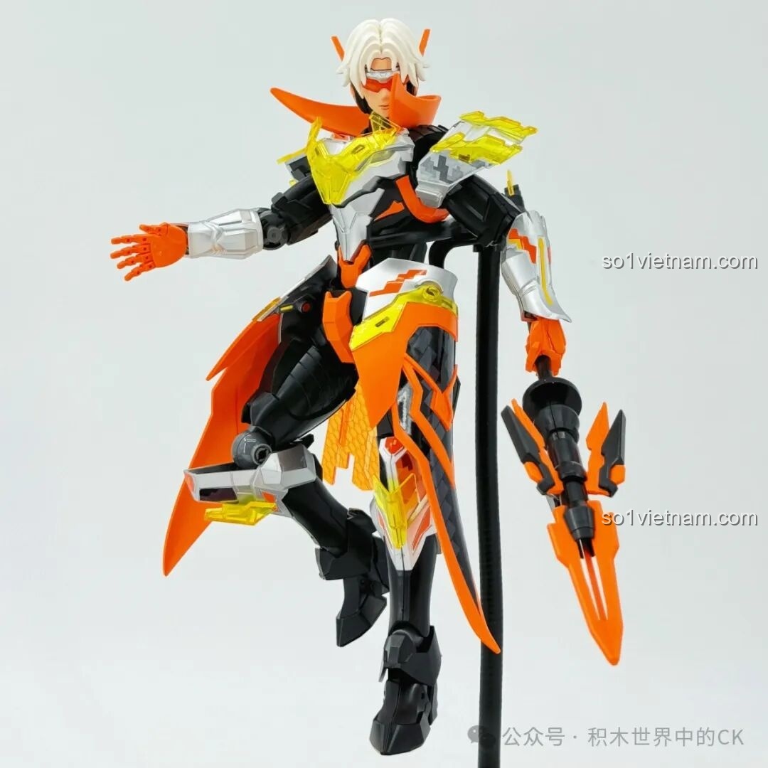 Mô hình Mecha Triệu Vân Keeppley 78032 tạo dáng hài hước, tương tác với nhân vật Woody của Toy Story, thể hiện tính giải trí.