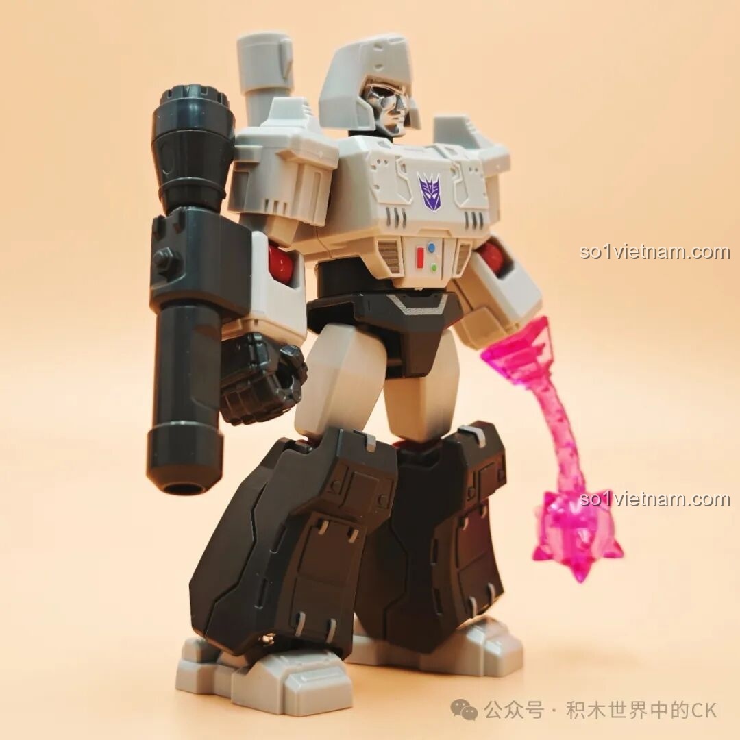 Megatron phiên bản Shining Version với vũ khí và phụ kiện đi kèm
