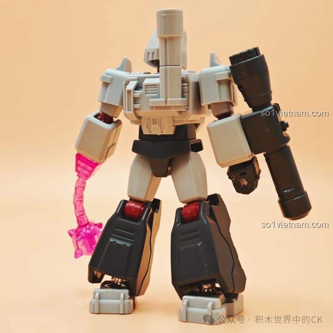 Megatron phiên bản Shining Version với tông màu xám và đen