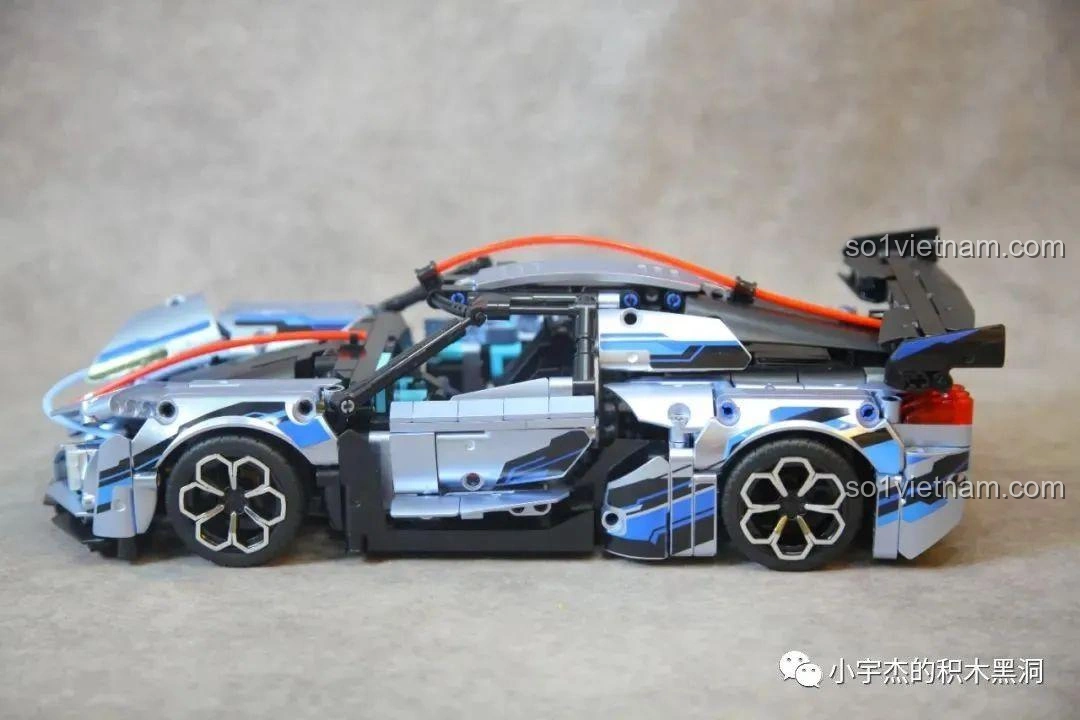 Mô hình đồ chơi lắp ráp Mei Ji 8621A Hongqi S9 màu xanh bạc, góc chụp khác, làm nổi bật đường nét thân xe.