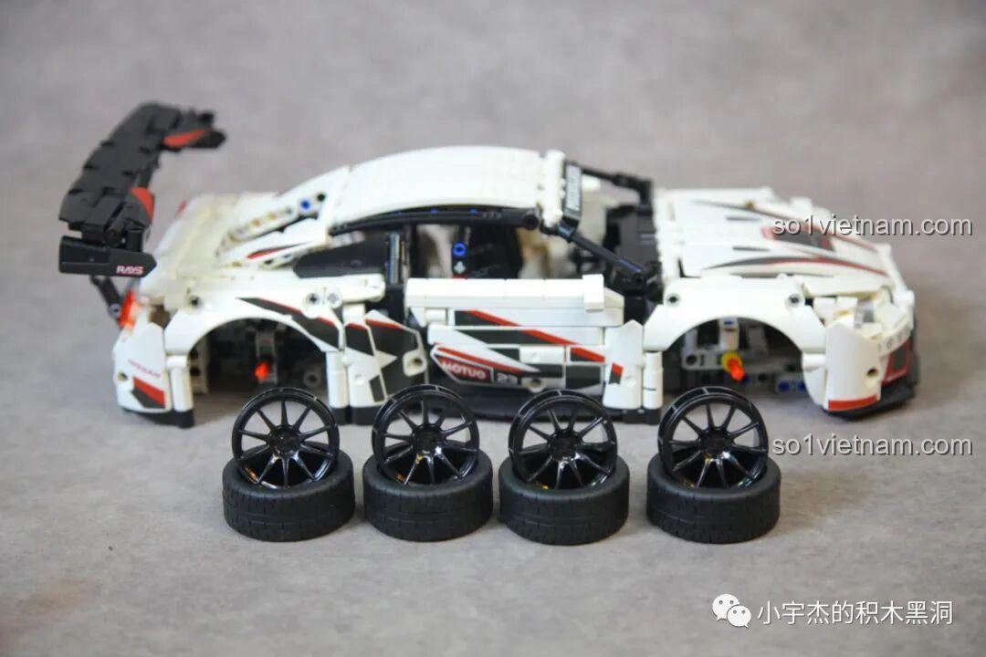 Bốn bộ bánh xe và lốp xe màu đen của mô hình Mei Ji 8622A Nissan GT-R, với vành xe thiết kế thể thao, sẵn sàng để lắp vào xe.