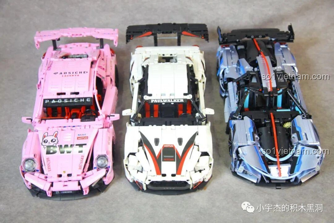 Cận cảnh bánh răng bên trong mô hình Mei Ji 8622A Nissan GT-R, cho thấy cơ chế kỹ thuật của xe.