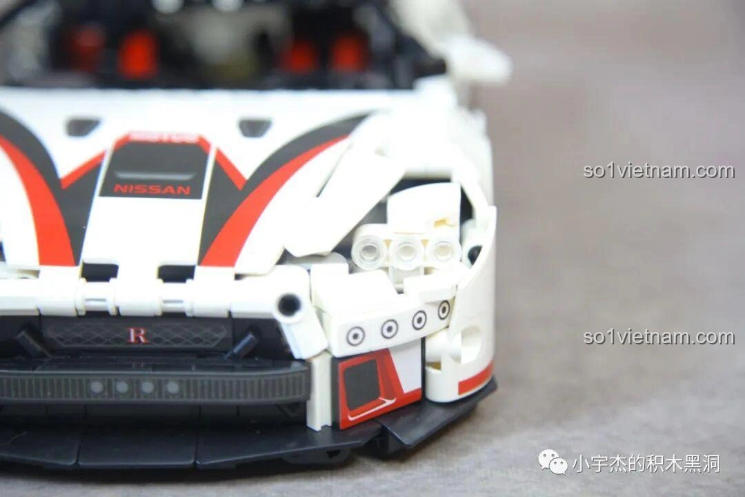 Cận cảnh buồng lái của mô hình Mei Ji 8622A Nissan GT-R, hiển thị vô lăng và ghế ngồi màu đỏ, tạo cảm giác thể thao.