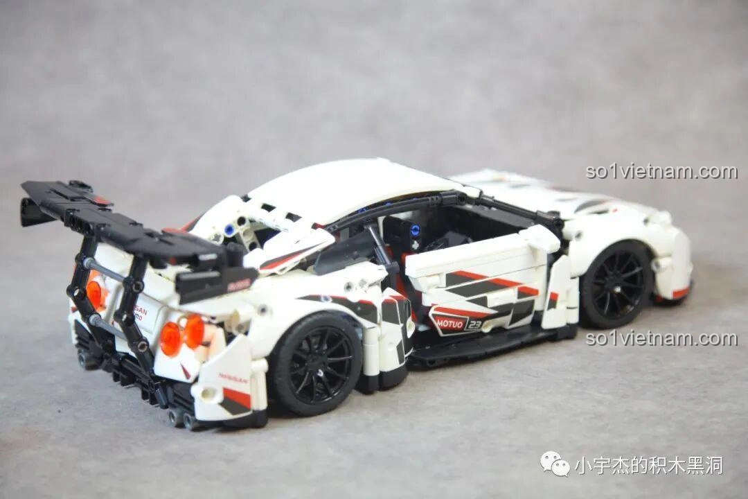 Cận cảnh cánh gió sau lớn của mô hình Mei Ji 8622A Nissan GT-R, thiết kế thể thao giúp tăng tính khí động học cho xe.