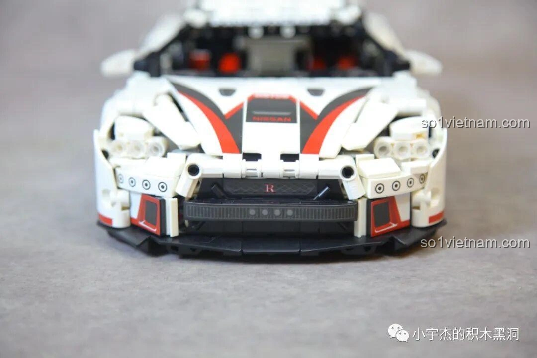 Cận cảnh chi tiết đèn pha của mô hình Mei Ji 8622A Nissan GT-R, thể hiện sự tỉ mỉ trong thiết kế các cụm đèn.