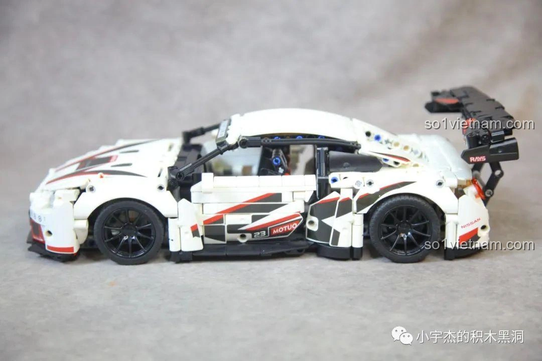 Cận cảnh nội thất bên trong mô hình Mei Ji 8622A Nissan GT-R với cửa mở, hiển thị vô lăng, ghế ngồi và bảng điều khiển.