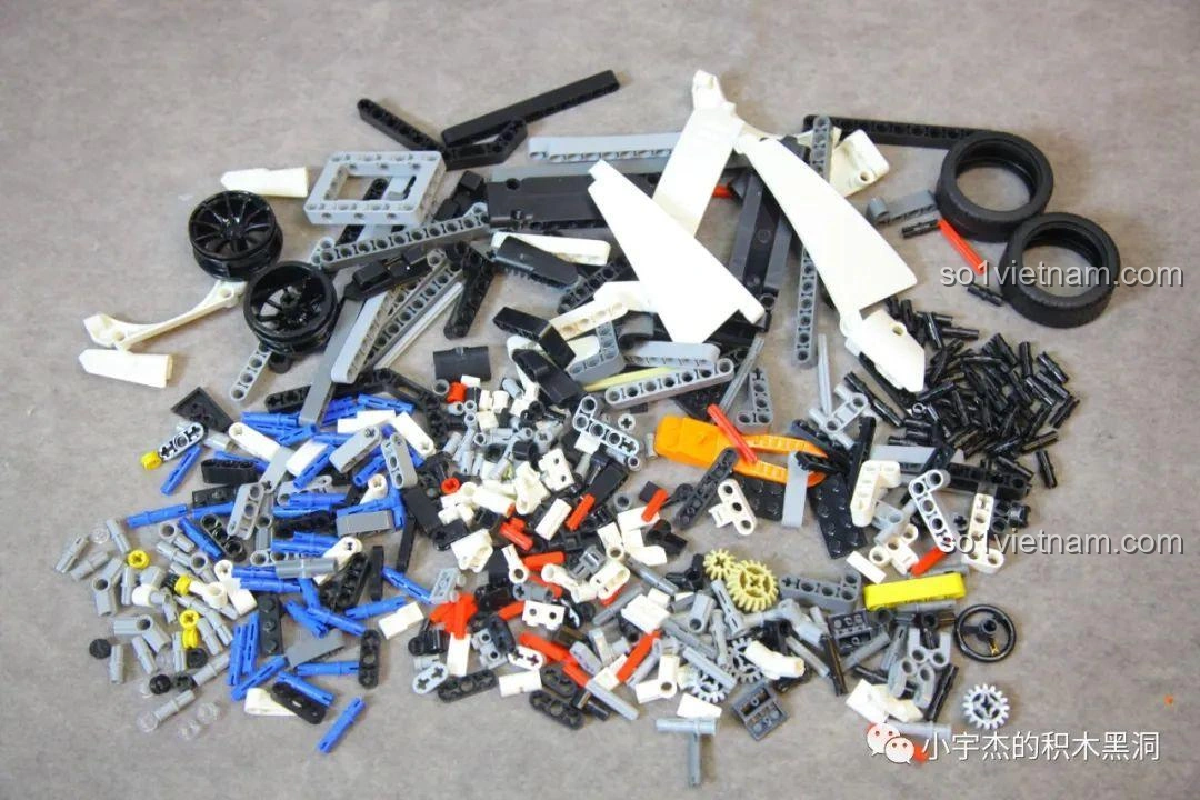 Toàn bộ các mảnh ghép từ gói số 1 của bộ lắp ráp Mei Ji 8622A Nissan GT-R được đổ ra, sẵn sàng cho việc lắp ráp phần đầu xe.