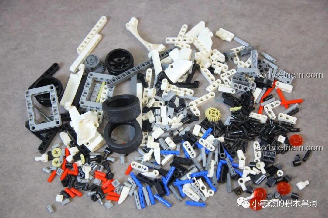 Toàn bộ các mảnh ghép từ gói số 2 của bộ lắp ráp Mei Ji 8622A Nissan GT-R được đổ ra, bao gồm nhiều chi tiết màu trắng và các trục kỹ thuật.