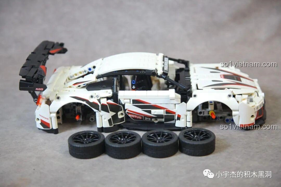 Mô hình Mei Ji 8622A Nissan GT-R đã lắp bánh xe, nhưng chưa dán sticker, cho thấy hình dáng cơ bản của siêu xe.