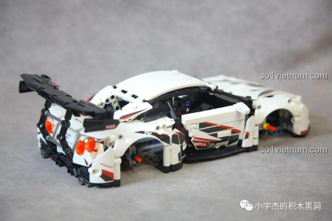 Mô hình Mei Ji 8622A Nissan GT-R sau khi dán toàn bộ sticker, các họa tiết đỏ đen trắng tạo điểm nhấn mạnh mẽ cho thân xe.