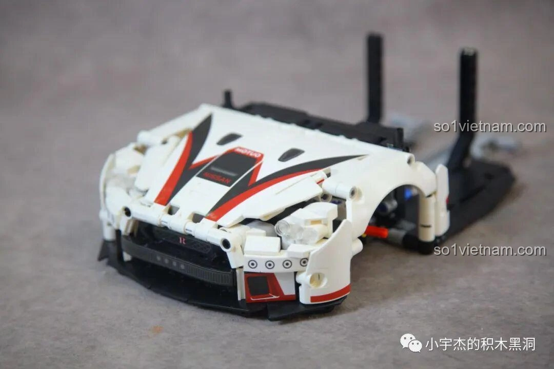 Phần đầu xe của mô hình Mei Ji 8622A Nissan GT-R sau khi dán sticker, các họa tiết đỏ đen làm nổi bật đường nét và tăng tính thẩm mỹ.