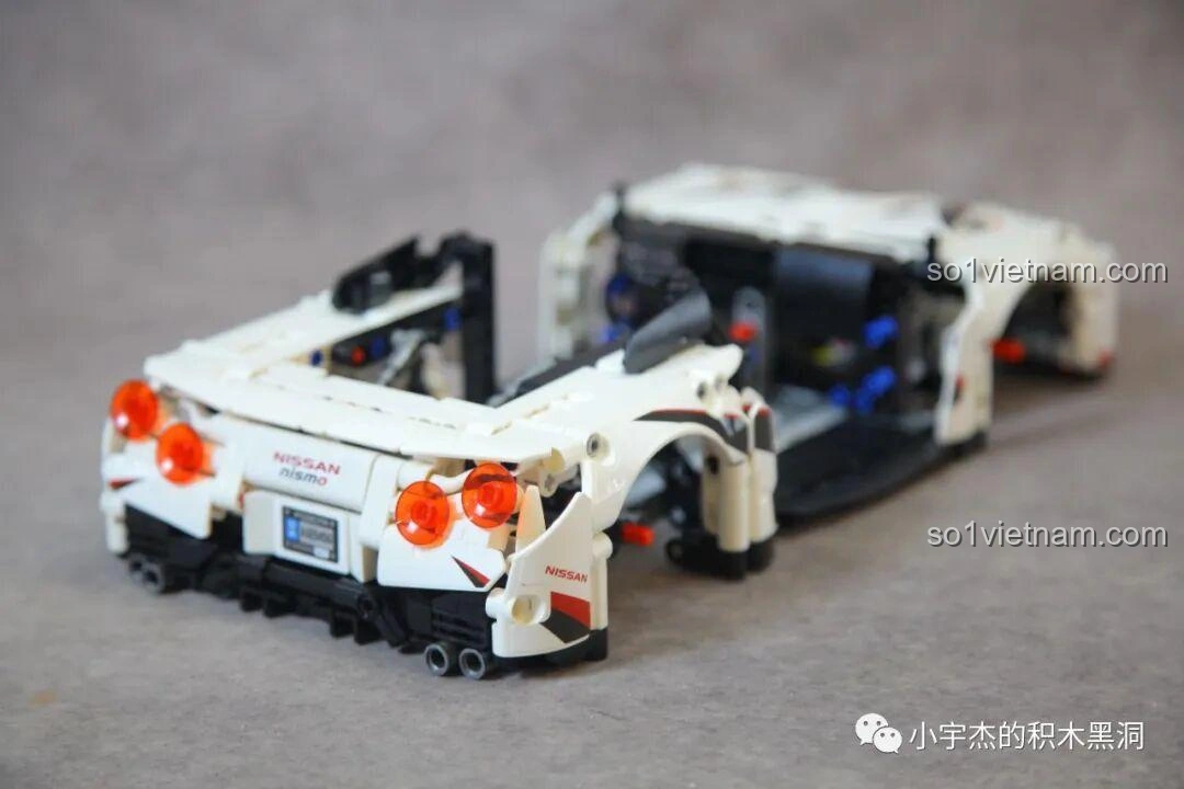 Phần đuôi xe của mô hình Mei Ji 8622A Nissan GT-R sau khi dán sticker, logo 