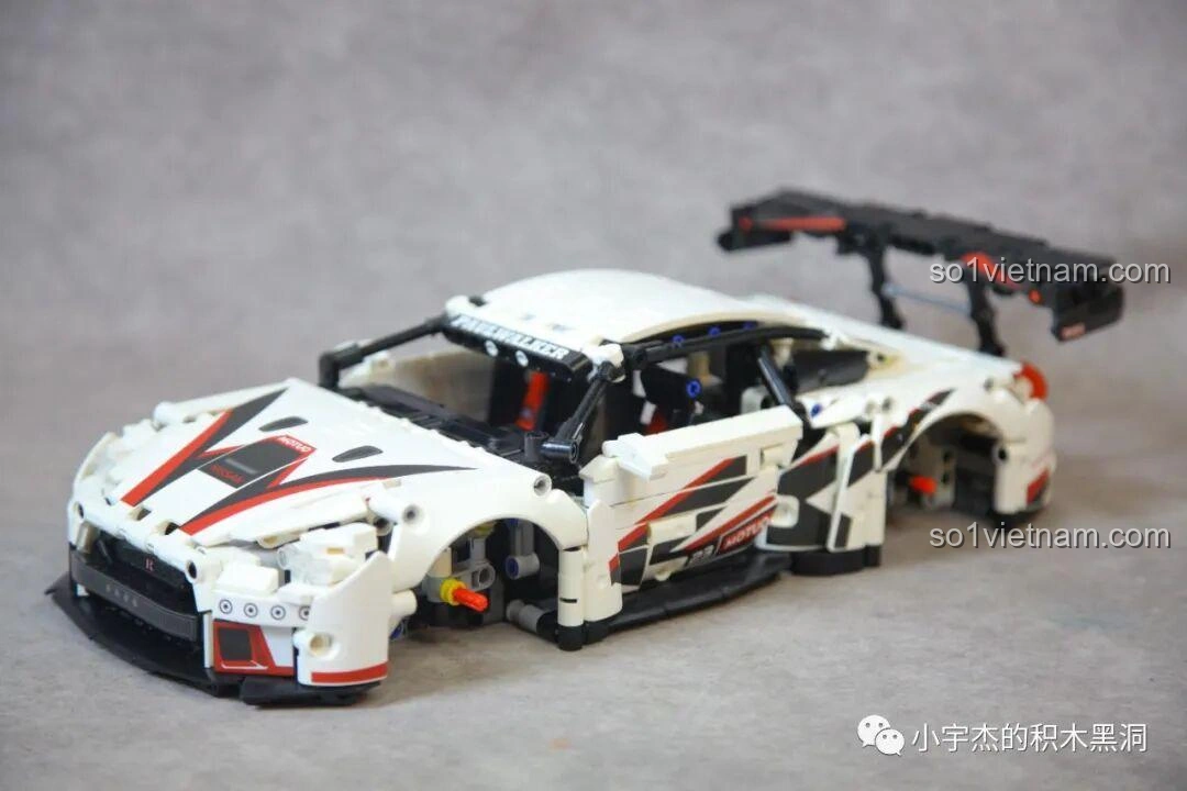 Mô hình Mei Ji 8622A Nissan GT-R gần hoàn thiện, thiếu bánh xe, cho thấy cấu trúc thân xe và cánh gió sau đã được lắp đặt.