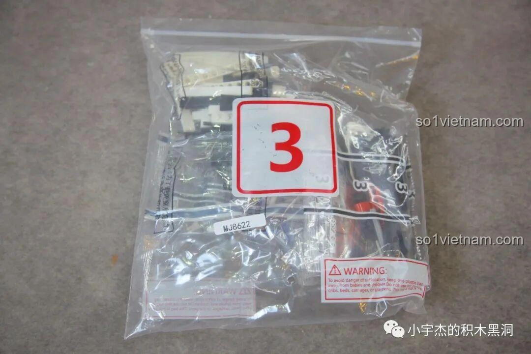 Gói chi tiết số 3 của bộ lắp ráp Mei Ji 8622A Nissan GT-R, chứa các mảnh ghép cuối cùng để hoàn thiện phần thân và các chi tiết ngoại thất.