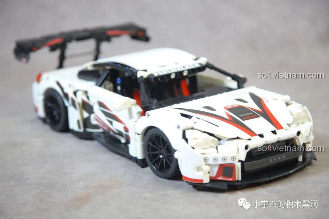 Mô hình đồ chơi lắp ráp Mei Ji 8622A Nissan GT-R hoàn thiện, góc chụp từ bên hông, làm nổi bật các chi tiết decal.