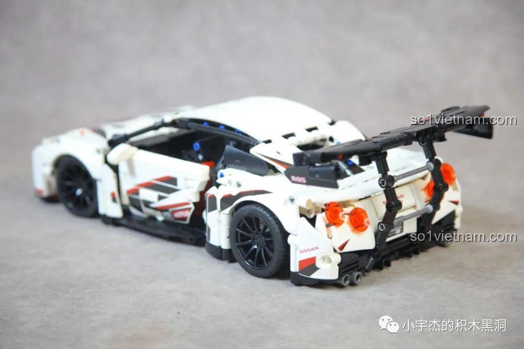 Mô hình đồ chơi lắp ráp Mei Ji 8622A Nissan GT-R hoàn thiện, góc chụp từ bên hông, làm nổi bật đường nét thân xe và cánh gió.