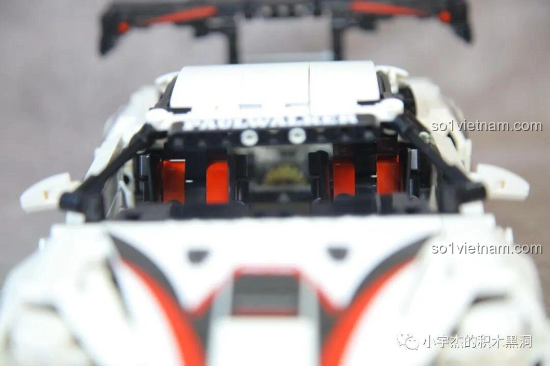 Mô hình đồ chơi lắp ráp Mei Ji 8622A Nissan GT-R hoàn thiện, góc chụp nghiêng từ phía trước, thể hiện tổng thể xe.