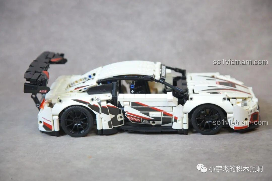 Mô hình đồ chơi lắp ráp Mei Ji 8622A Nissan GT-R hoàn thiện, góc chụp nghiêng, hiển thị toàn bộ thiết kế khí động học và các chi tiết trang trí.