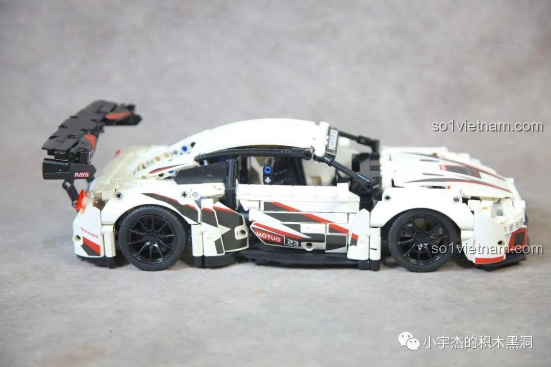 Mô hình đồ chơi lắp ráp Mei Ji 8622A Nissan GT-R hoàn thiện, góc chụp nghiêng từ phía sau, thể hiện tổng thể xe.