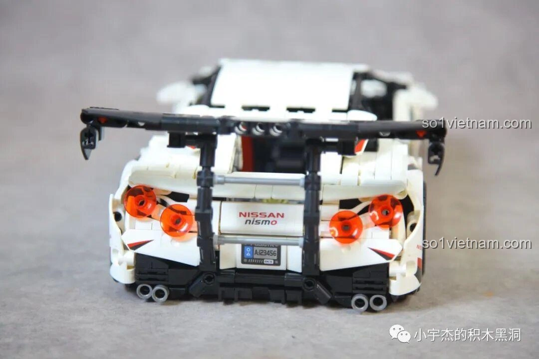 Mô hình đồ chơi lắp ráp Mei Ji 8622A Nissan GT-R hoàn thiện, góc chụp từ phía sau, làm nổi bật cụm đèn hậu và ống xả.