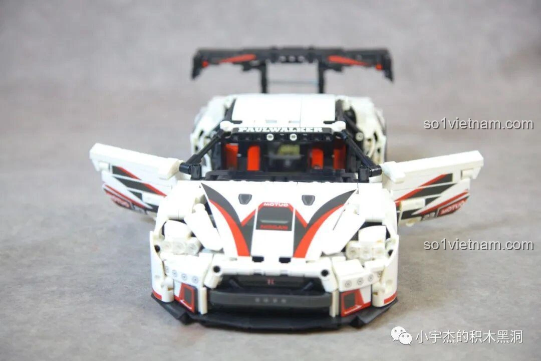 Mô hình đồ chơi lắp ráp Mei Ji 8622A Nissan GT-R hoàn thiện, góc chụp nghiêng từ phía trước, thể hiện tổng thể xe.