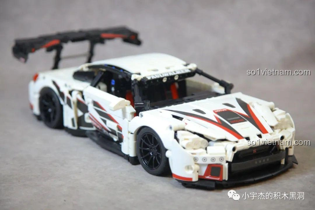 Mô hình đồ chơi lắp ráp Mei Ji 8622A Nissan GT-R hoàn thiện, góc chụp từ phía trước, làm nổi bật lưới tản nhiệt và đèn pha.