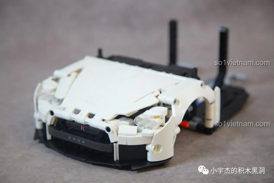 Phần đầu của mô hình Mei Ji 8622A Nissan GT-R đang dần hình thành, với các chi tiết màu trắng và đen tạo nên khung cơ bản.