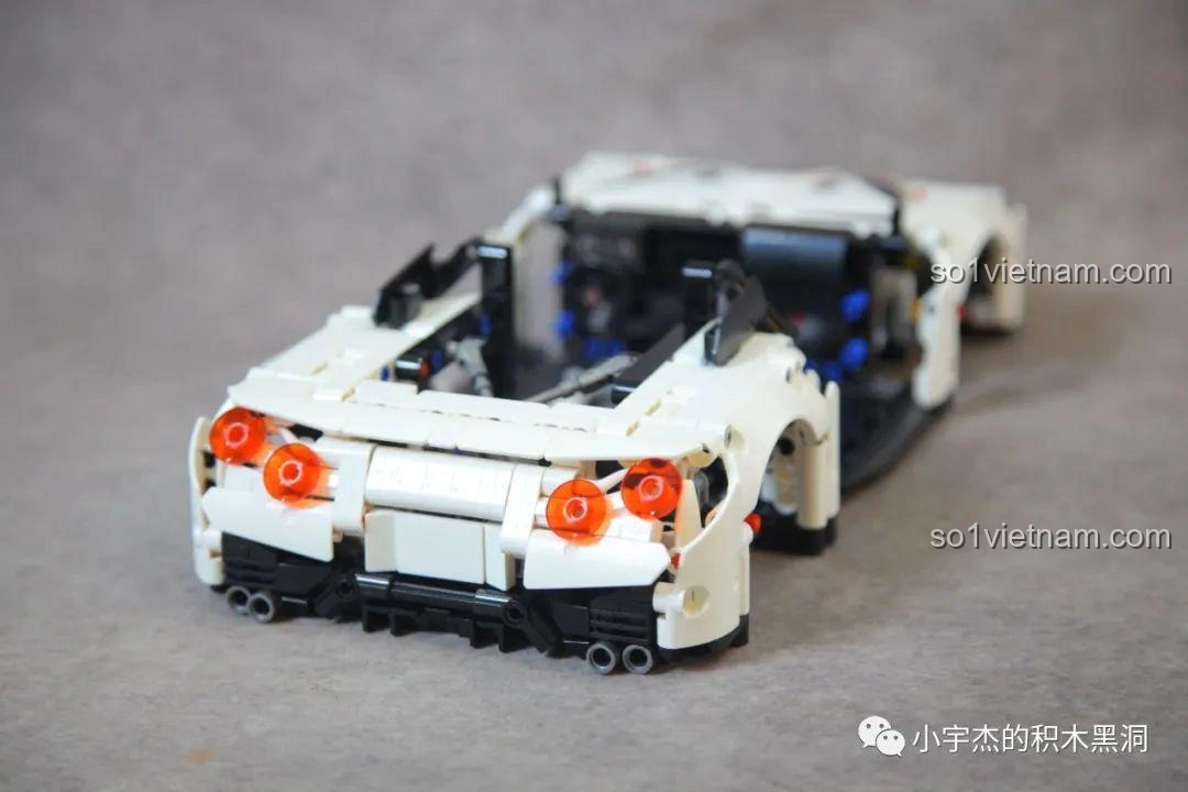 Phần đuôi của mô hình Mei Ji 8622A Nissan GT-R đang dần hoàn thiện, với các đèn hậu tròn màu cam đặc trưng và ống xả kép.