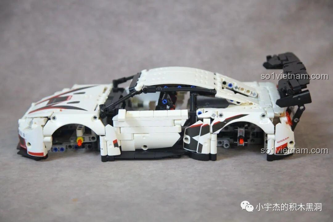 Phần thân xe của mô hình Mei Ji 8622A Nissan GT-R đang được lắp ráp, với các chi tiết màu trắng tạo nên hình dáng khí động học.