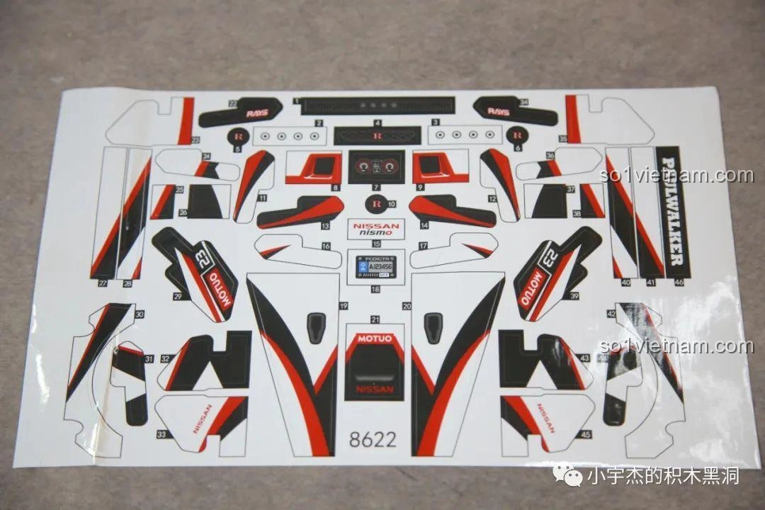 Tấm sticker lớn với các họa tiết màu đỏ, đen, trắng dùng để trang trí cho mô hình đồ chơi lắp ráp Mei Ji 8622A Nissan GT-R, không bị gấp nếp.