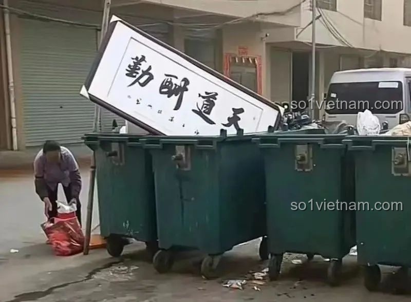 Một hình ảnh vui nhộn so sánh bức thư pháp trong bộ xếp hình với một tình huống thực tế.