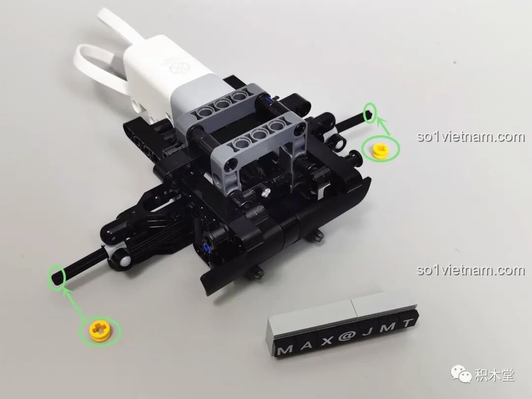 Mẹo nhỏ khi lắp trục bánh xe của ONEBOT GPT09AIQI Xe Tải Điều Khiển Từ Xa, sử dụng vòng đệm để giữ chặt.