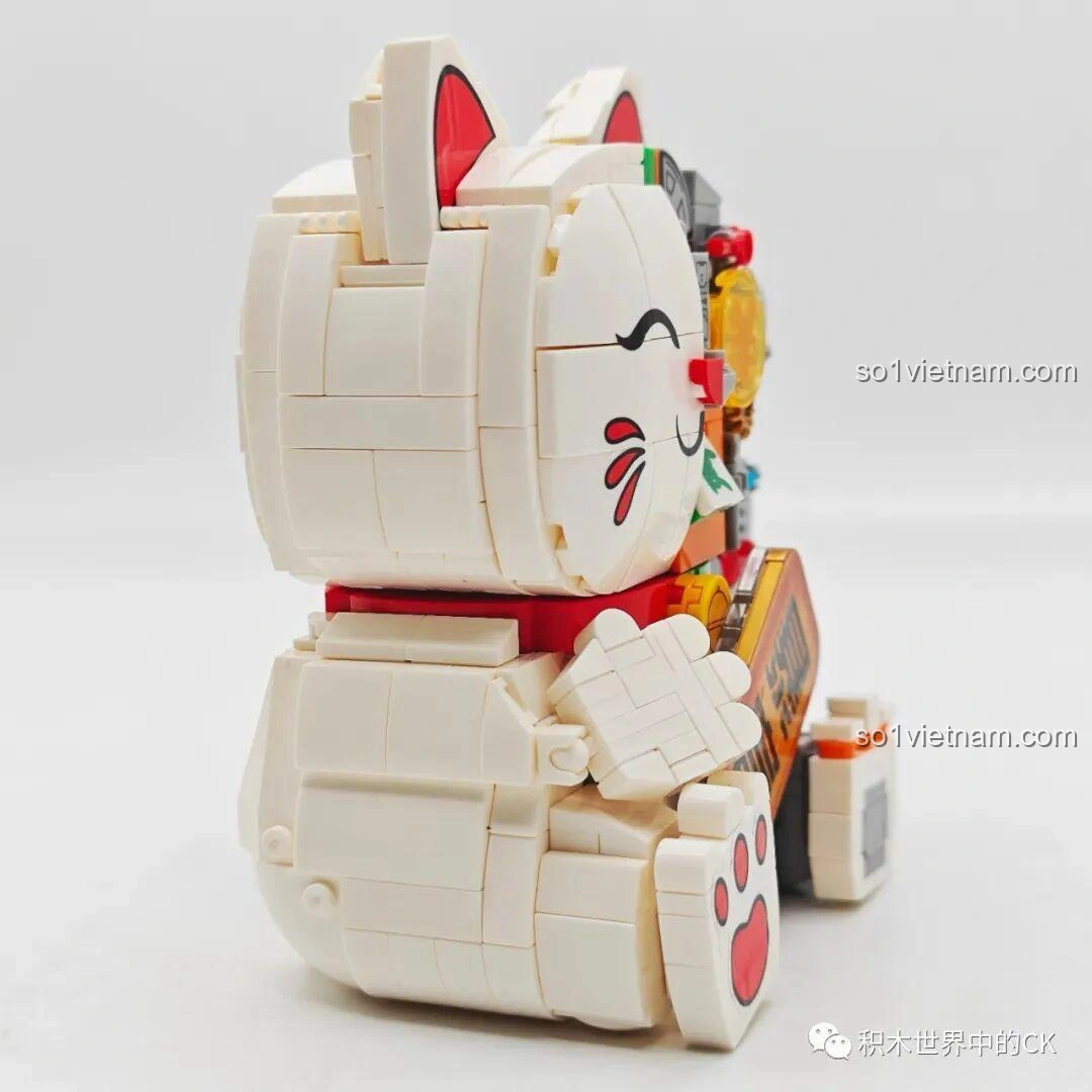 Mô hình Mèo Thần Tài Nửa Robot NiceBrick 200619 được trưng bày, thể hiện giá trị thẩm mỹ và giáo dục, là món quà lý tưởng cho bé trai 6 tuổi.