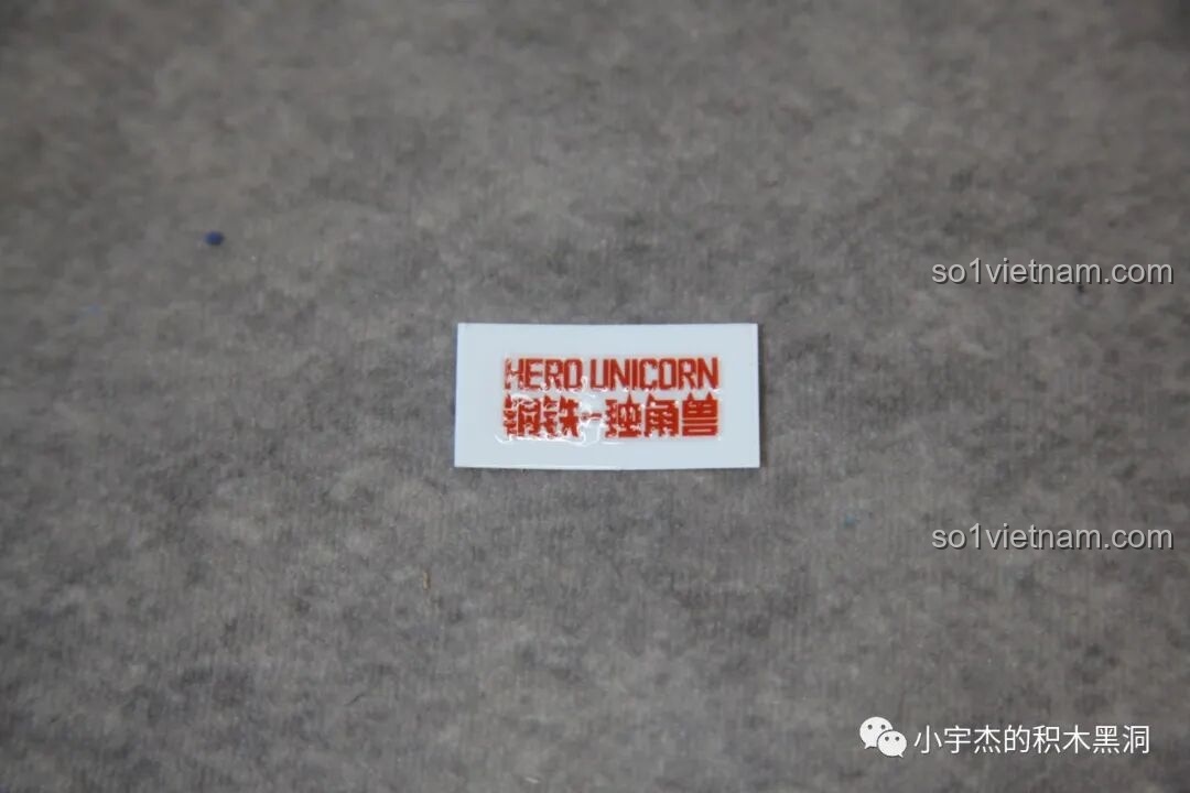 Miếng dán chuyển (transfer sticker) nhỏ với chữ Hero Unicorn cho bộ lắp ghép ZHEGAO GZ8008.