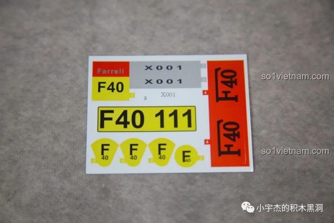 Tấm sticker đi kèm bộ lắp ráp CBOX X 001 Huyền thoại tốc độ Ferrari F40, bao gồm biển số, logo F40 và các chi tiết trang trí.
