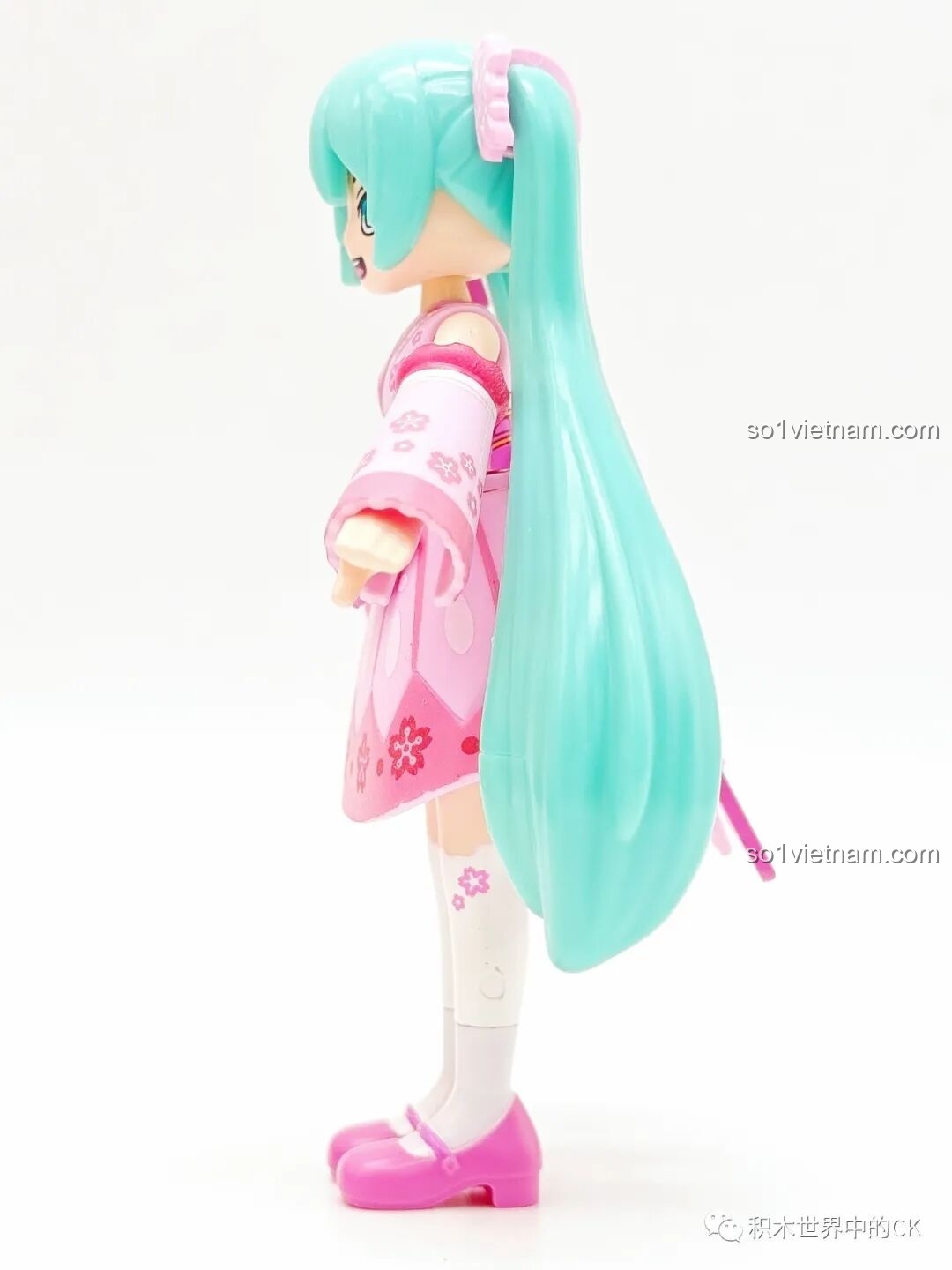 Góc nghiêng của minifigure Hatsune Miku, khoe vẻ duyên dáng của bộ kimono và mái tóc dài.