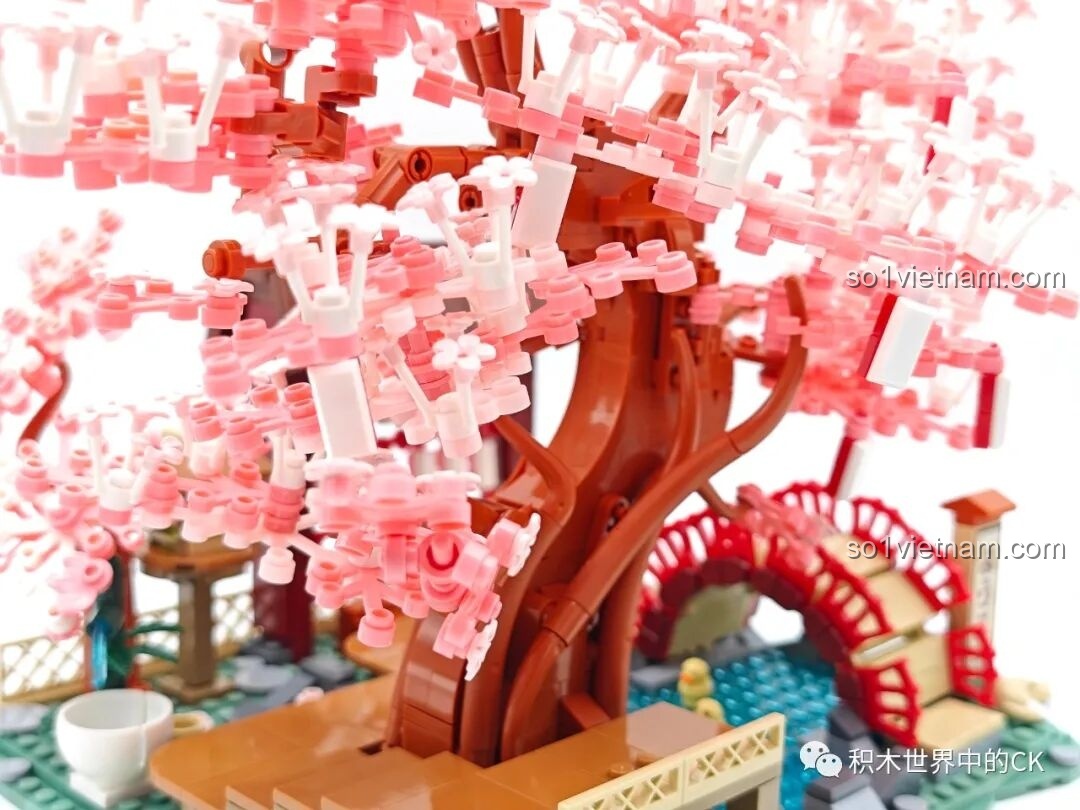 Hatsune Miku đứng cạnh cây anh đào, tạo nên khung cảnh thơ mộng và lãng mạn trong bộ đồ chơi K20901.