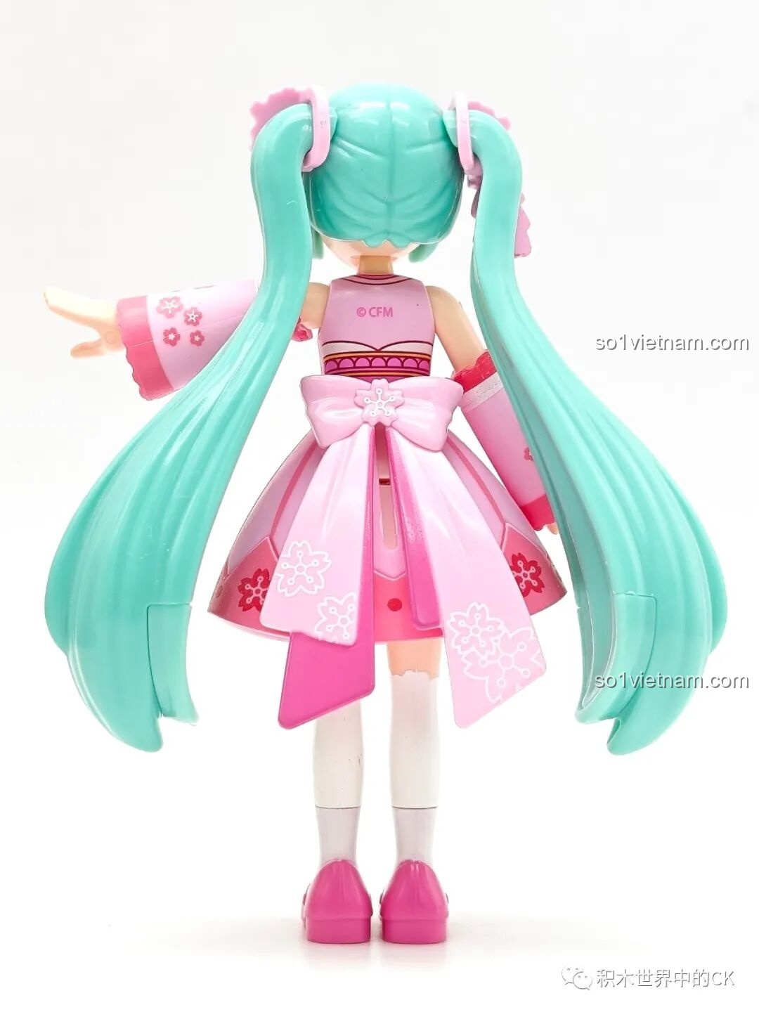 Chi tiết phần lưng và chiếc nơ to bản của minifigure Hatsune Miku trong bộ Keeppley K20901.