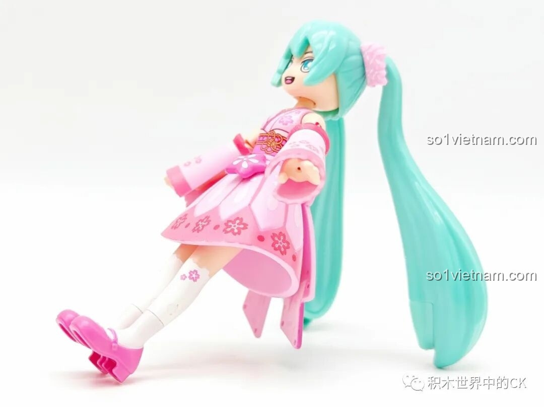 Hatsune Miku ngồi duyên dáng, thể hiện sự linh hoạt của minifigure trong bộ đồ chơi K20901.