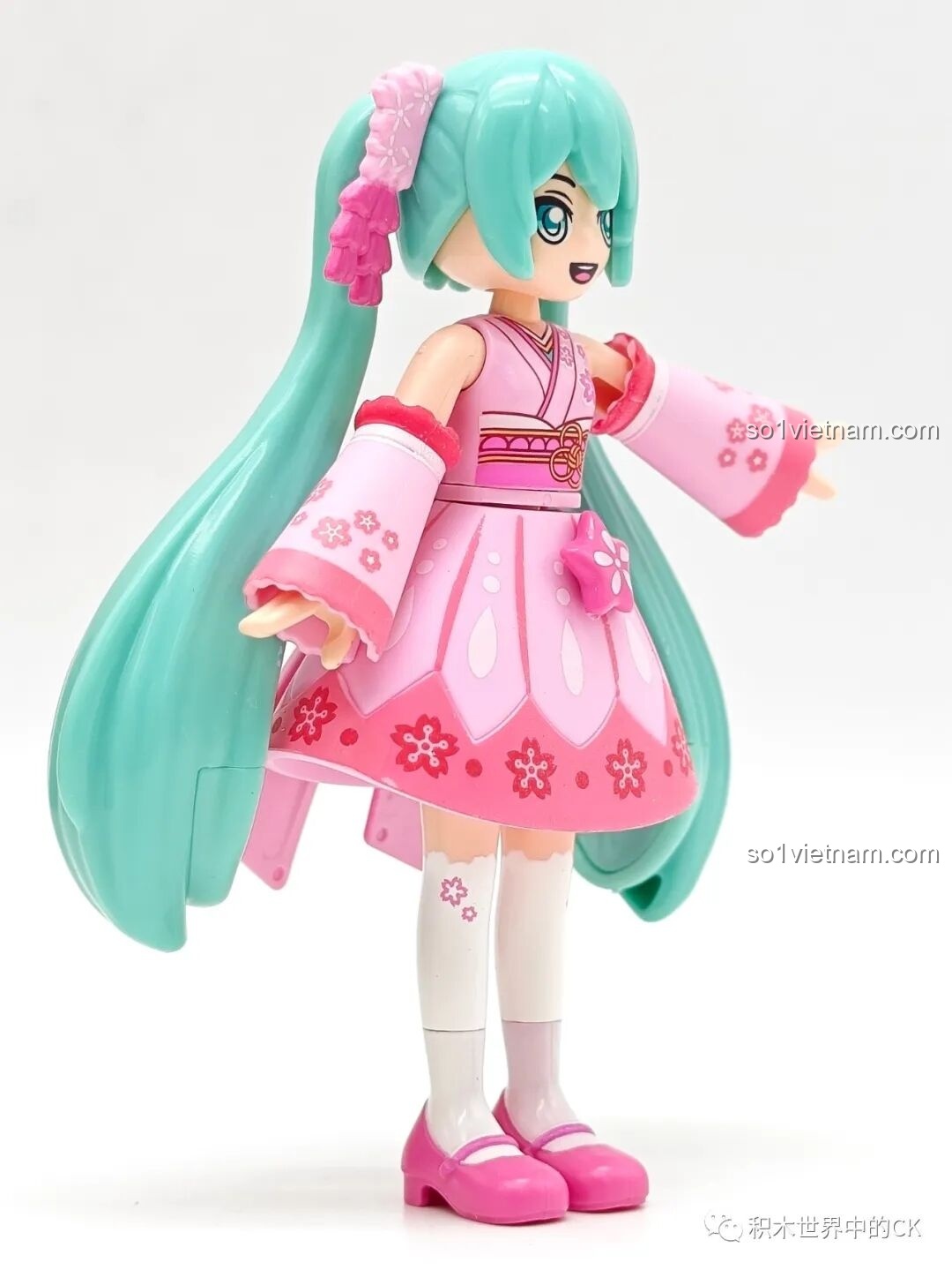 Minifigure Hatsune Miku có thể tạo nhiều dáng khác nhau, tăng thêm sự sinh động cho bộ lắp ghép.