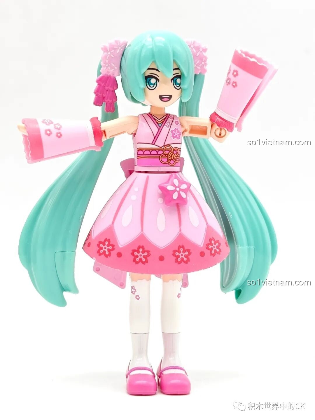 Hatsune Miku cầm phụ kiện quạt, tăng thêm vẻ đáng yêu và sống động cho minifigure.