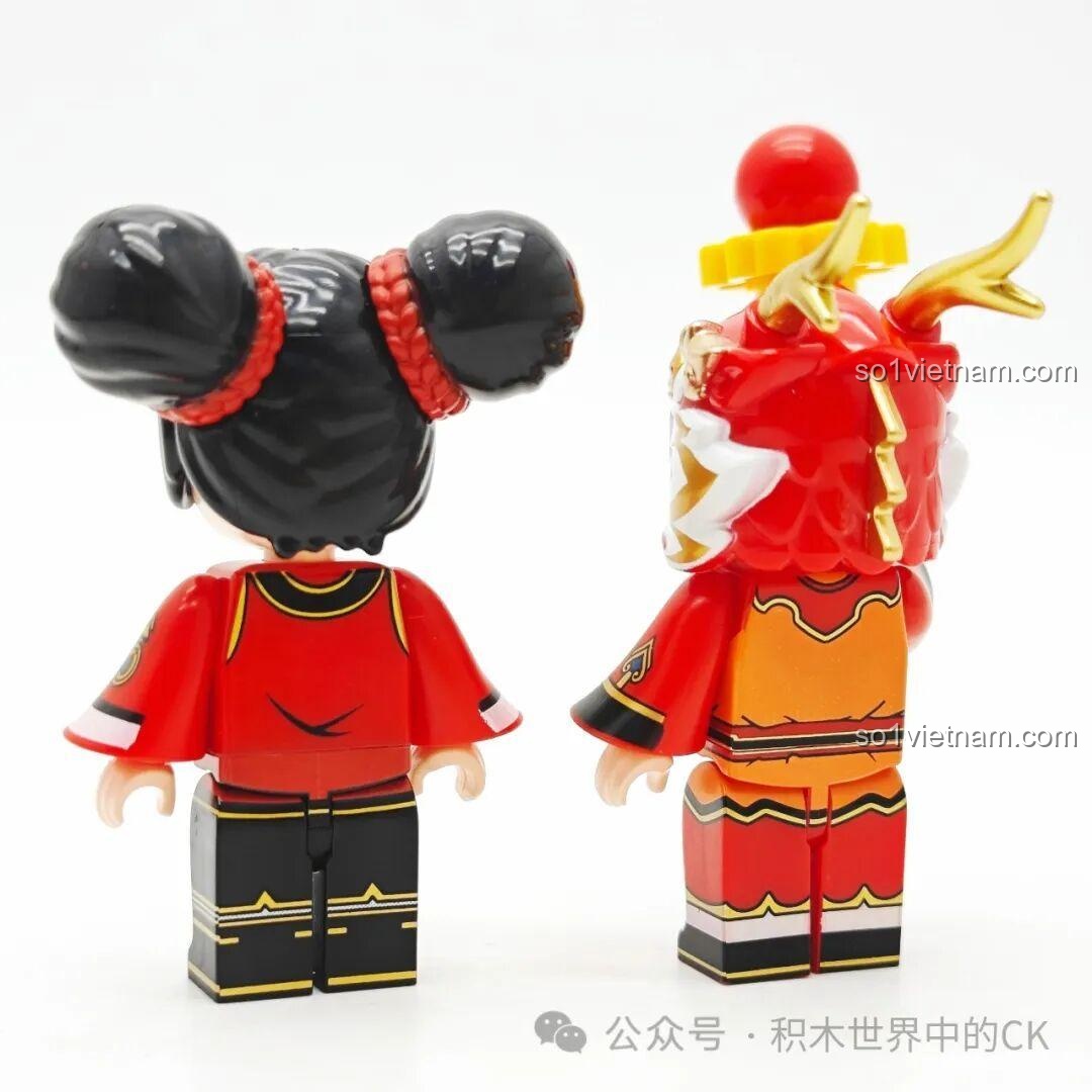 Hai minifigure của bộ Keeppley K19908: bé gái mặc áo dài Tết và bé trai múa lân, rất đáng yêu.