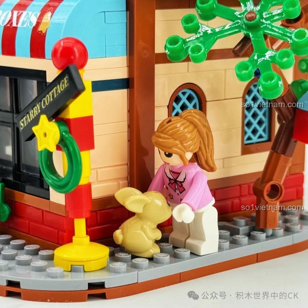 Minifigure nữ đang chơi đùa với chú thỏ nhỏ bên cạnh mô hình ZHEGAO 613005 Ngôi Nhà Tinh Tú.
