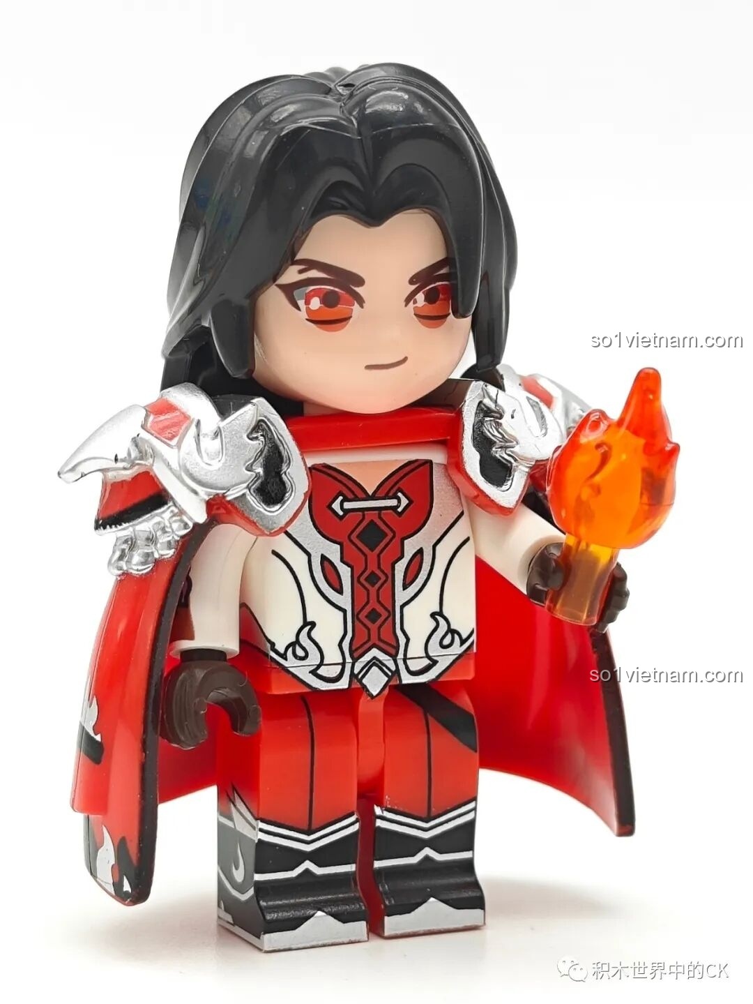 Minifigure Chu Du trong bộ Qman 78002 với áo choàng đỏ và hiệu ứng lửa, một mô hình nhân vật game mobile ấn tượng cho bé 8 tuổi.