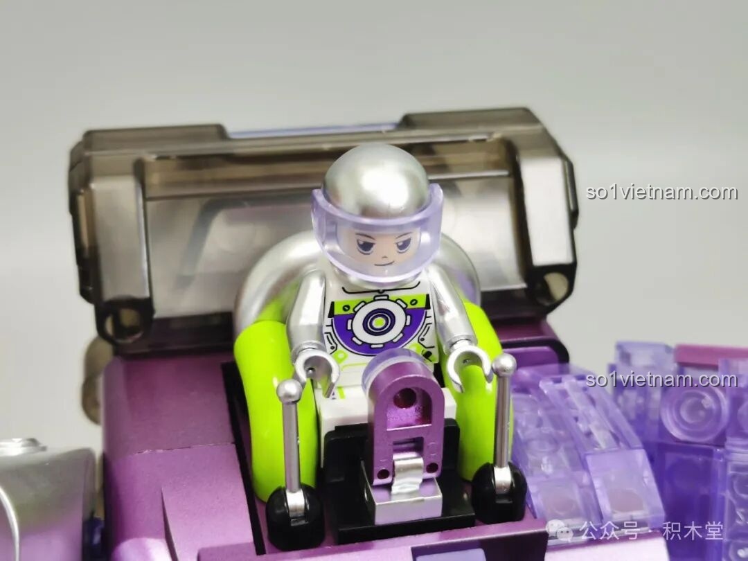 Minifigure phi công ngồi trên vai robot TOP TOY TC1412, giống như đang điều khiển một cỗ máy khổng lồ.